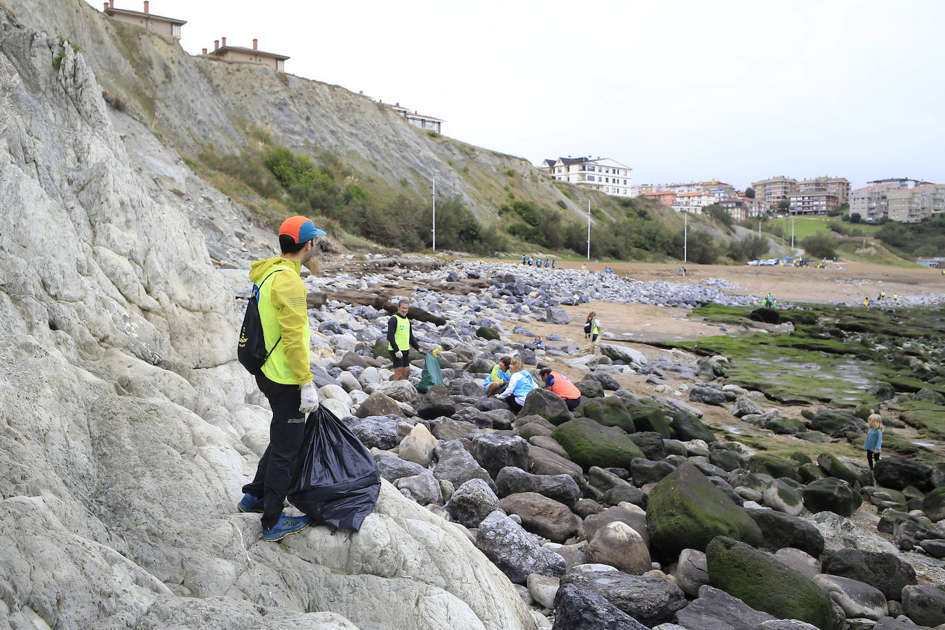 Fotos: Imágenes de la recogida de residuos en la playa de Arrigunaga
