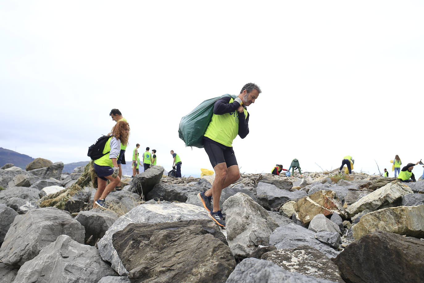 Fotos: Imágenes de la recogida de residuos en la playa de Arrigunaga