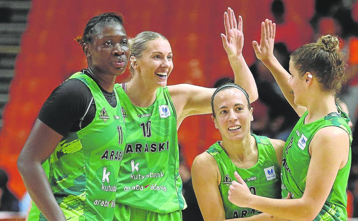 Diarra, Van den Adel, Asurmendi y Alarcón celebran la descomunal victoria en Valencia. 