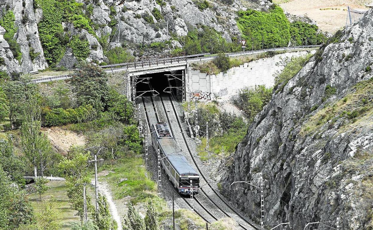 Un tren circula por el desfiladero de Pancorbo, uno de los puntos críticos de la Burgos-Vitoria. 