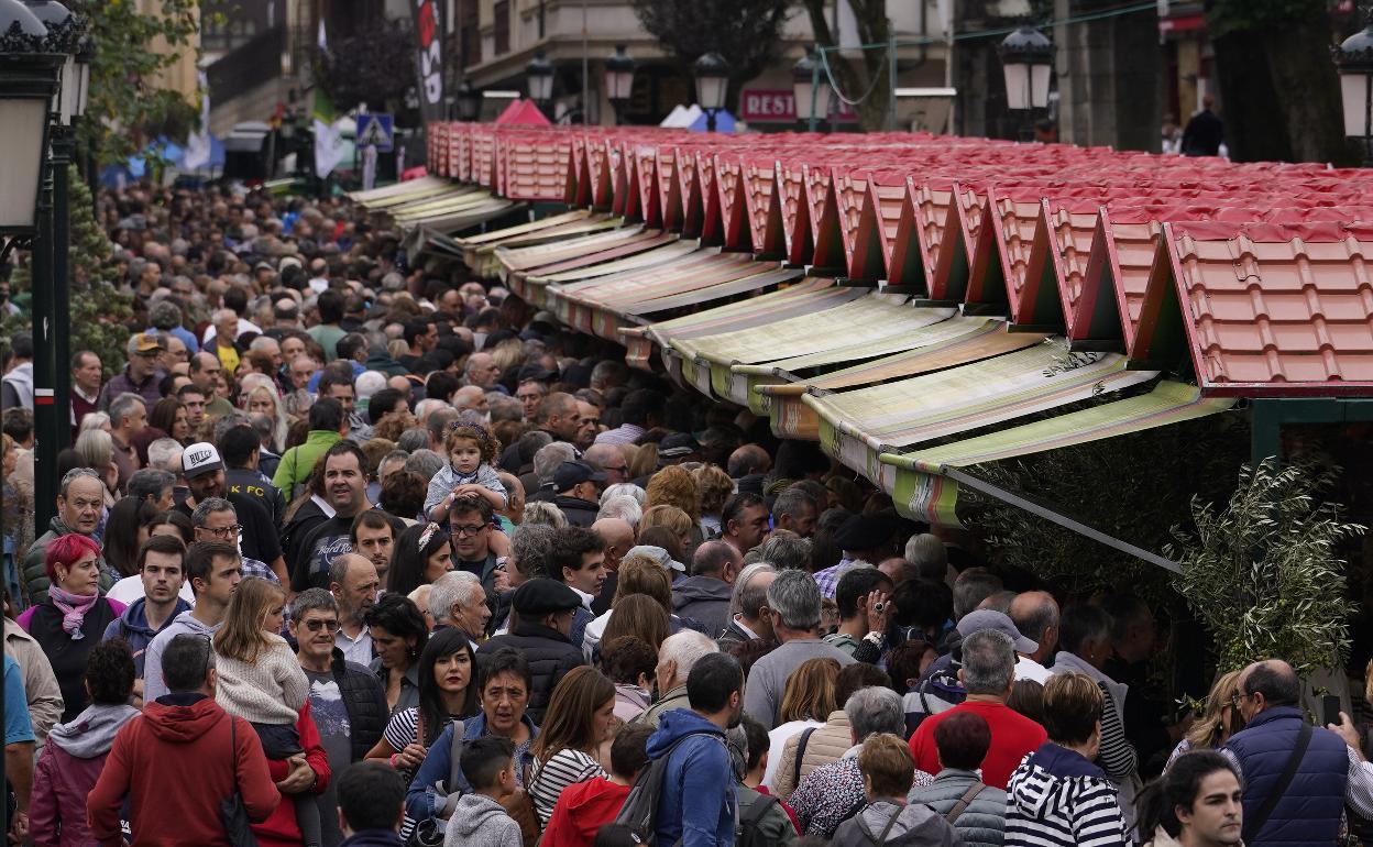 Miles de personas abarrotan una de las zonas de puestos repartidos por el centro de Gernika.