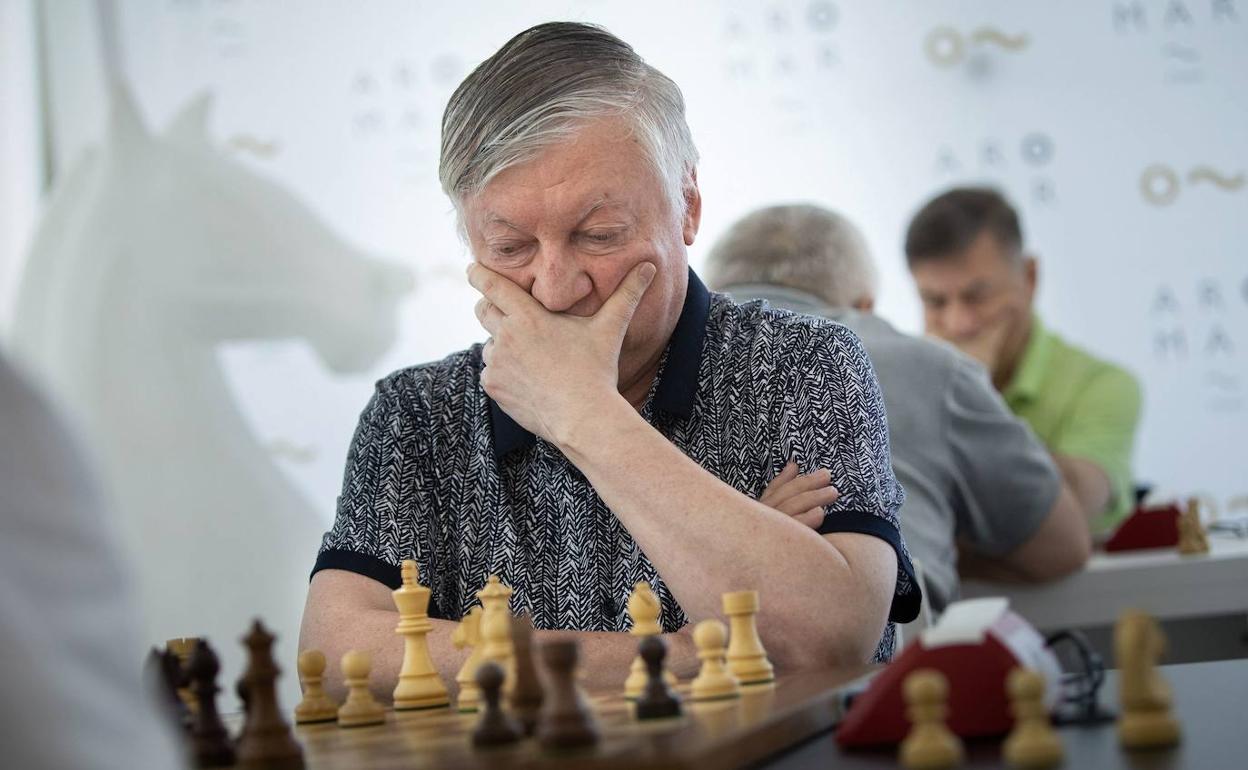 Xadrez: Anatoly Karpov em coma induzido depois de sofrer lesão