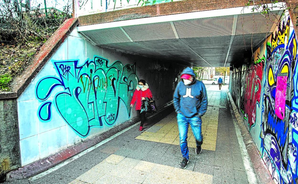 Las pintadas vandálicas manchan diversos puntos de la ciudad. 