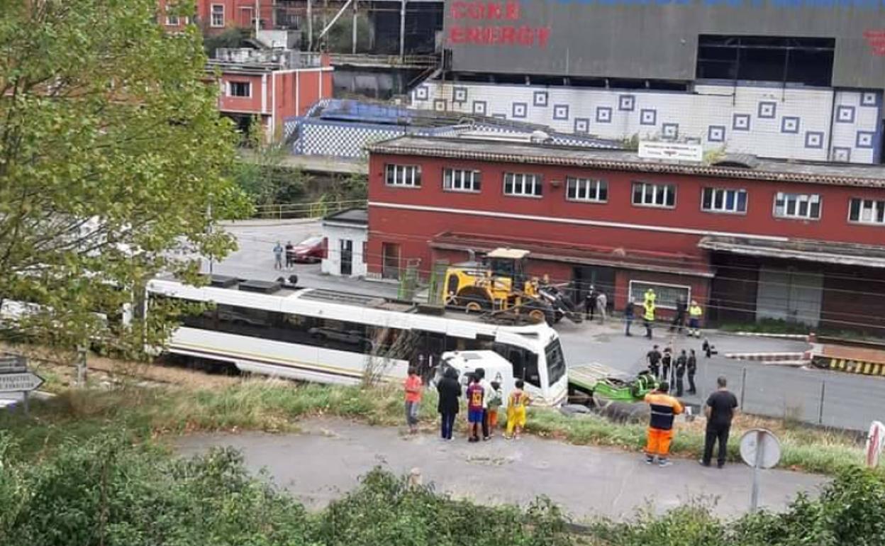 Imagen del tren junto al remolque contra el que ha impactado. 