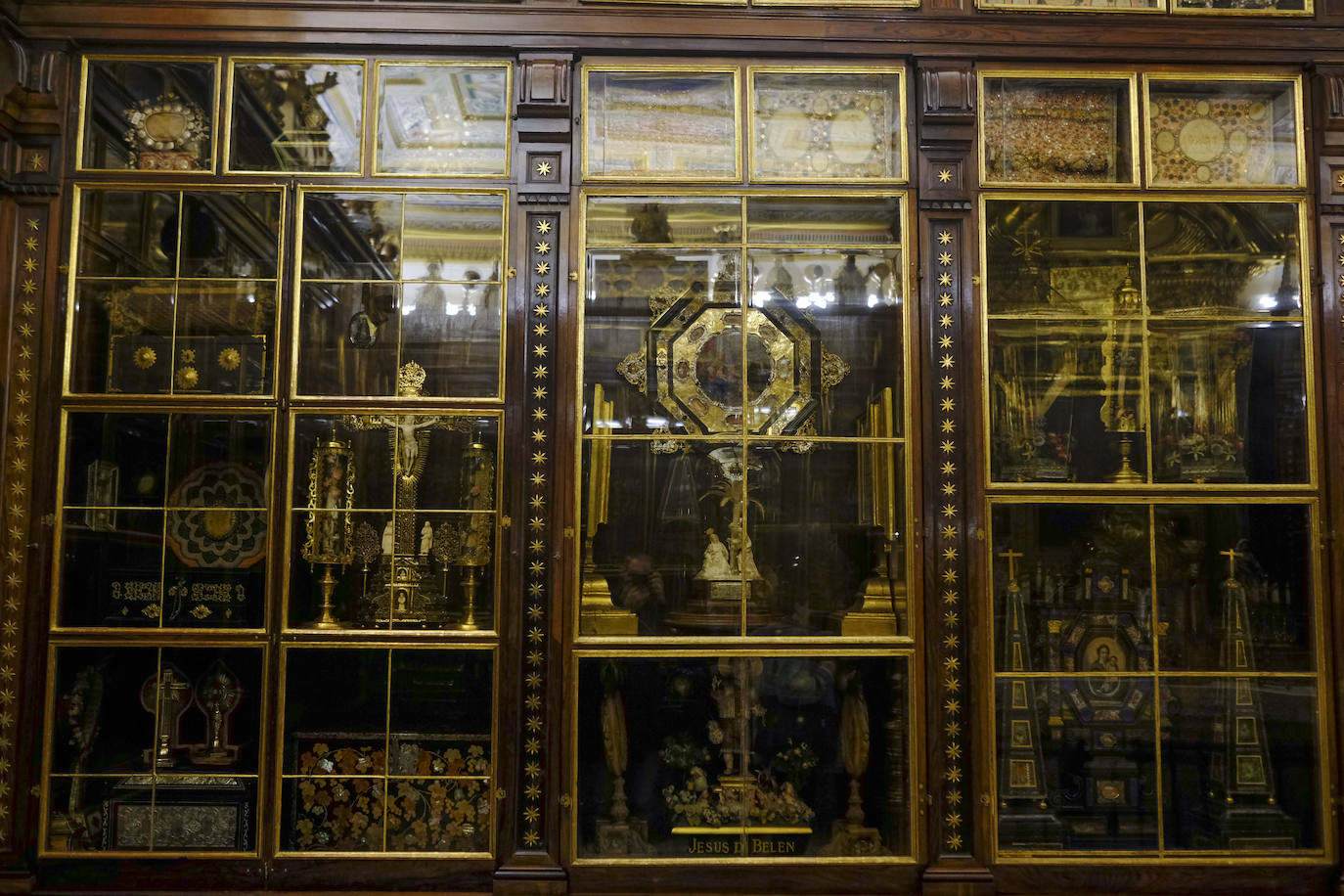 Detalle de uno de los armarios del relicario del monasterio de la Encarnación.