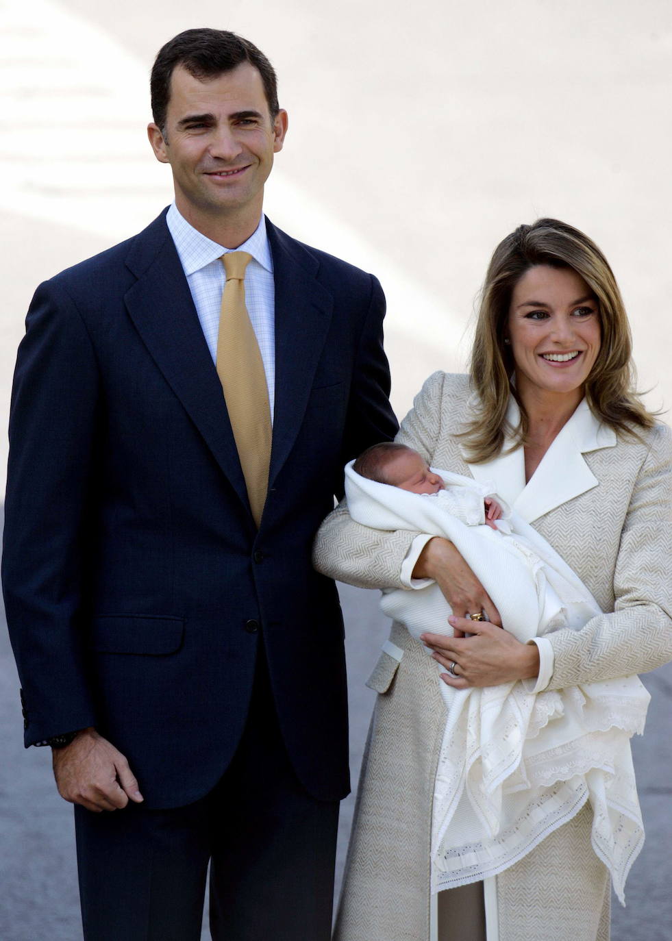 Los entonces Príncipes de Asturias, Felipe y Letizia, posan, con su primogénita, a la salida de la clínica Ruber Internacional, en Madrid, el 7 de noviembre de 2005, una semana después del parto.