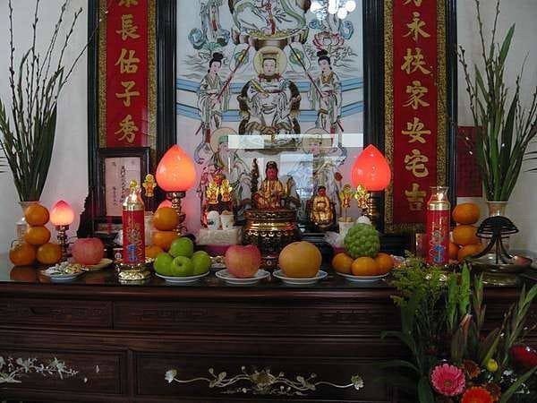 Altares budistas para orar a la persona que ha fallecido. 