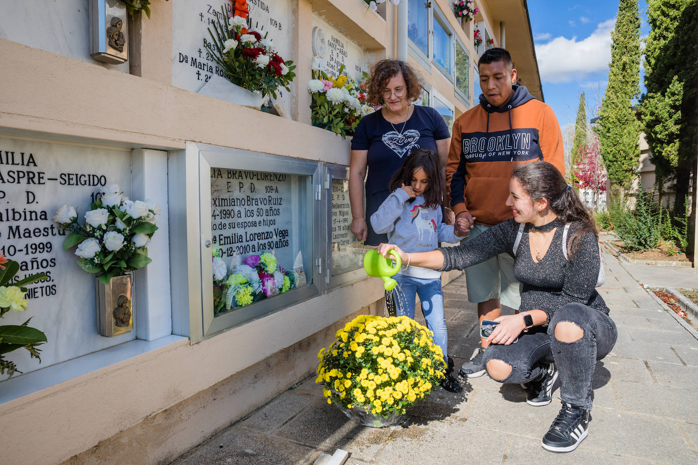 Fotos: Miles de vitorianos visitan a sus seres queridos en los cementerios de El Salvador y Santa Isabel