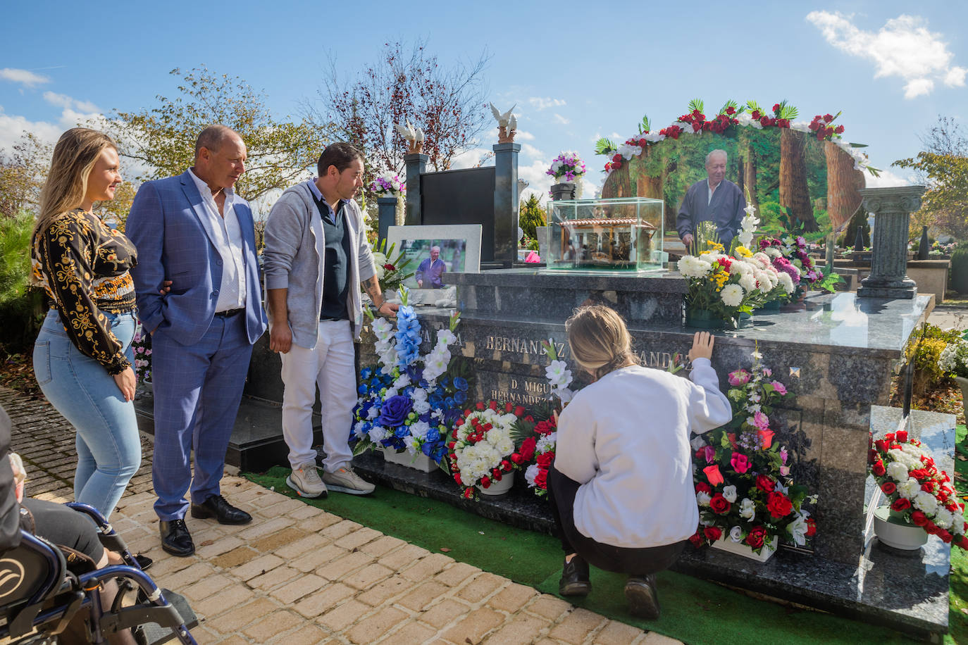 Fotos: Miles de vitorianos visitan a sus seres queridos en los cementerios de El Salvador y Santa Isabel