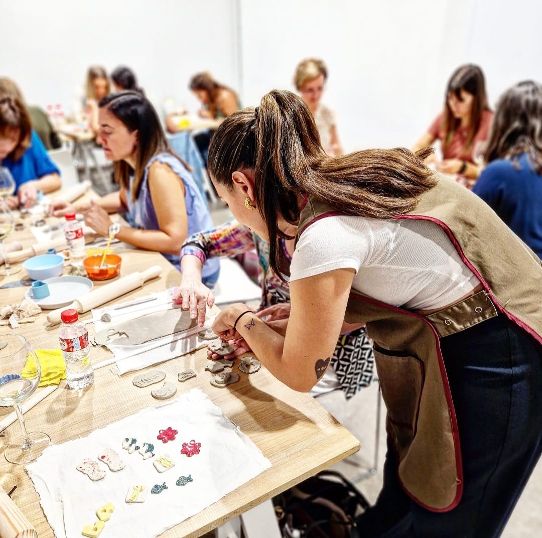 Cerámica, vino y amigas, este viernes en Bilbao: Cerámica, vino y amigas: un taller único este viernes en Bilbao