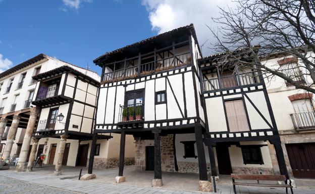 Casas sobre arcos de la villa medieval.