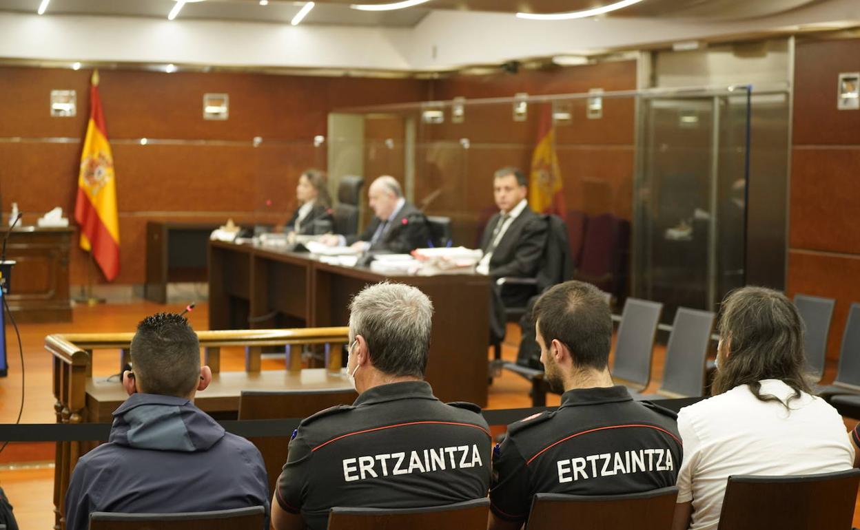 Los dos ya condenados, flanqueados por ertzainas en la Audiencia Provincial de Álava. 