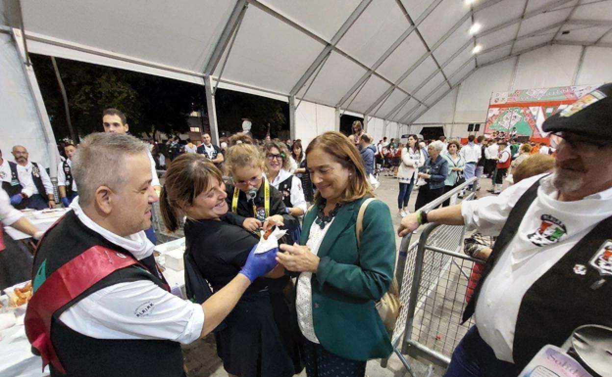 Estíbaliz Martín sostiene a su hija Paula en brazo con integrantes de Moskorrak / L. P.