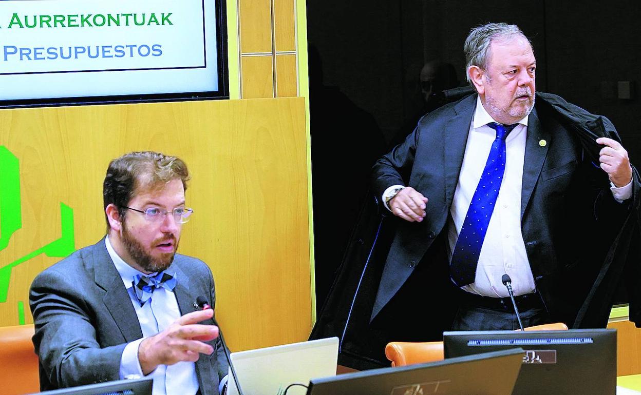 El consejero de Economía y Hacienda, Pedro Azpiazu, compareció ayer en comisión parlamentaria para defender su proyecto. 