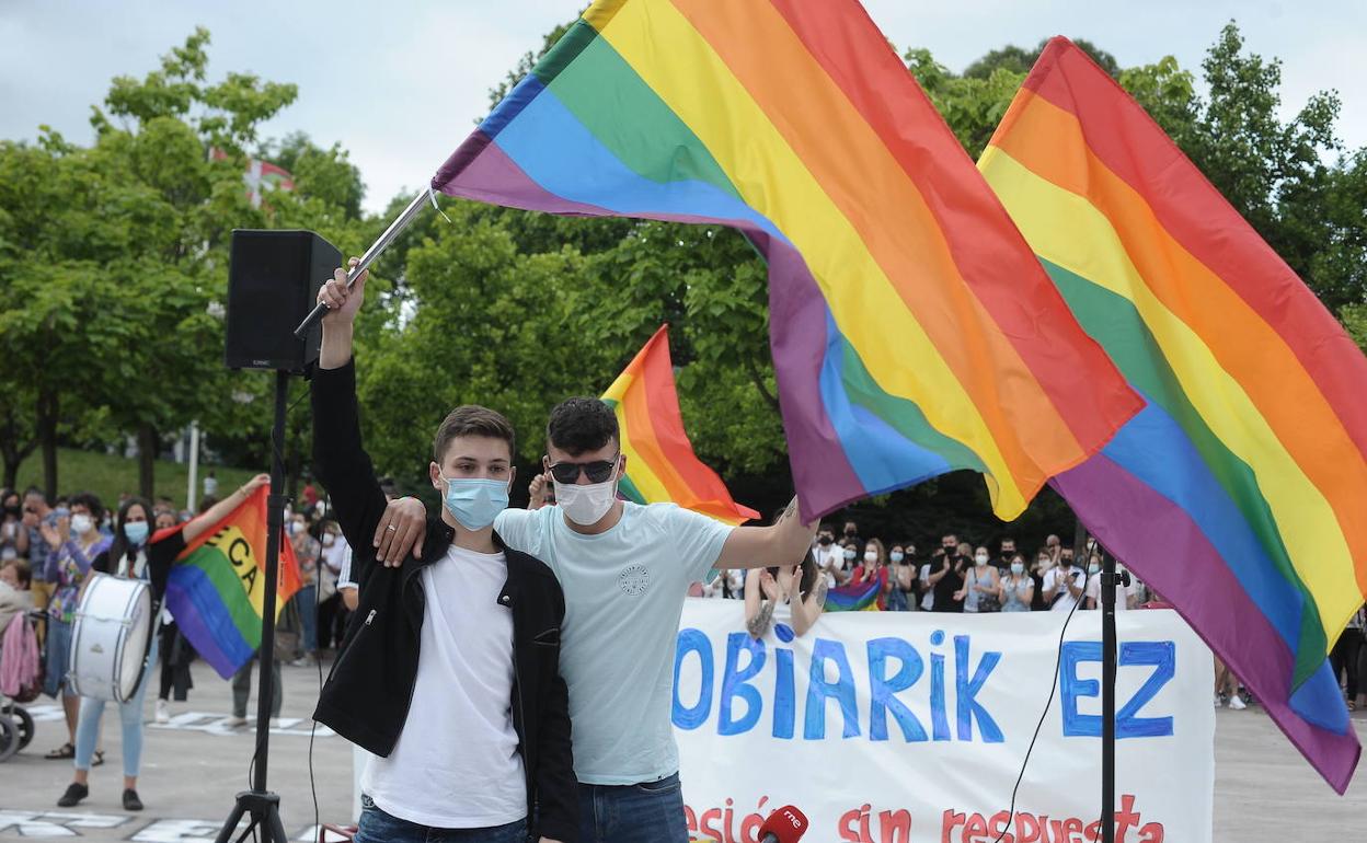 Ekain y su novio, en una concentración de apoyo en Basauri. 