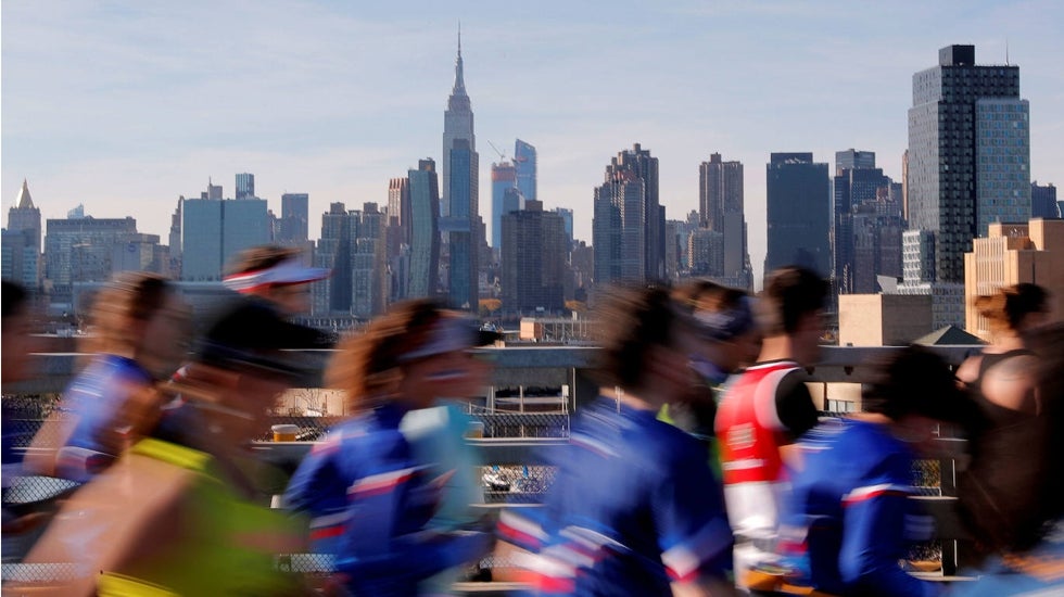 Vista del skyline de Manhattan al paso de los corredores de la maratón de 2018.