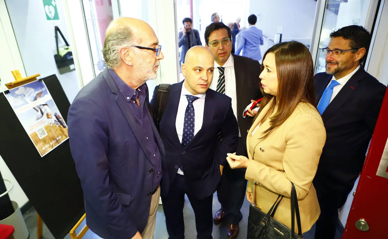 Josu Gómez, en el centro de la imagen, es uno de los responsables de la aceleradora. 