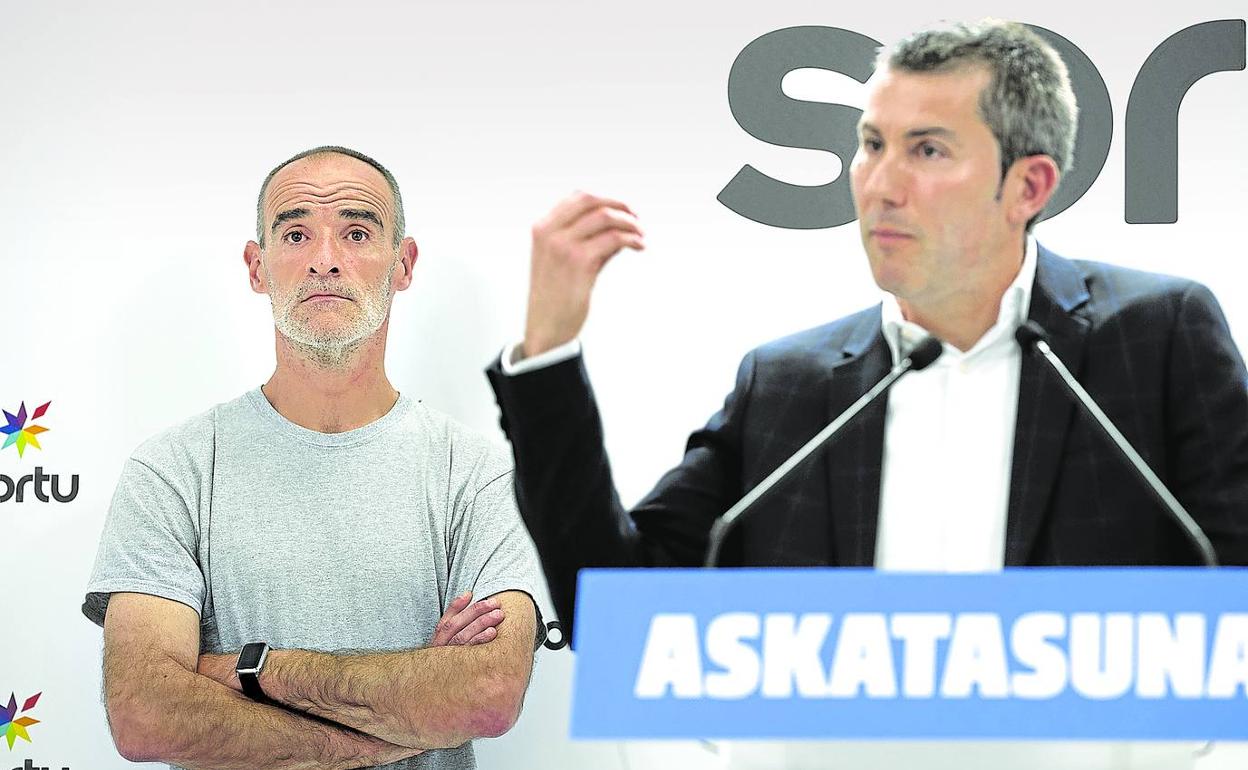 El secretario general de Sortu, Arkaitz Rodríguez, compareció en mayo junto al preso de ETA Xabier Atristain. 
