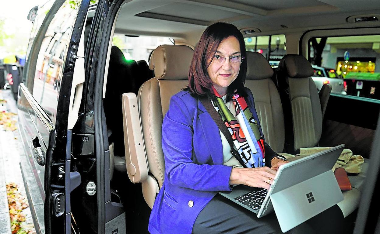 Cani Fernández, en la furgoneta donde se desplazó durante su visita al País Vasco. 