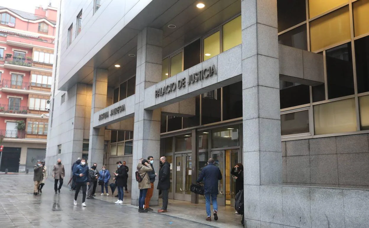 La pareja de ertzainas recurrió a los tribunales de la mano del sindicato Esan después de que el Gobierno vasco no estimase su petición.