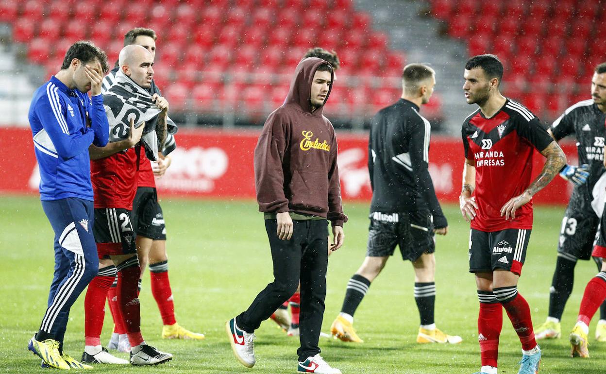 Simón Moreno cumple mañana un año viendo a sus compañeros desde la grada, sin vestirse de corto. 