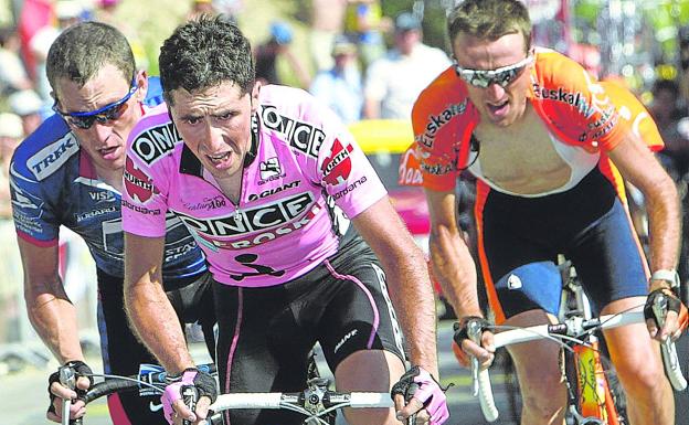 Con Armstrong. Joseba Beloki y Haimar Zubeldia junto al estadounidense en el Alpe d'Huez durante el Tour 2003. 