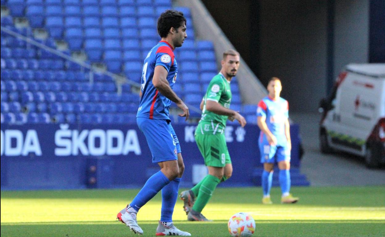 Etxeita regresó al once inicial en el estadio periquito. 