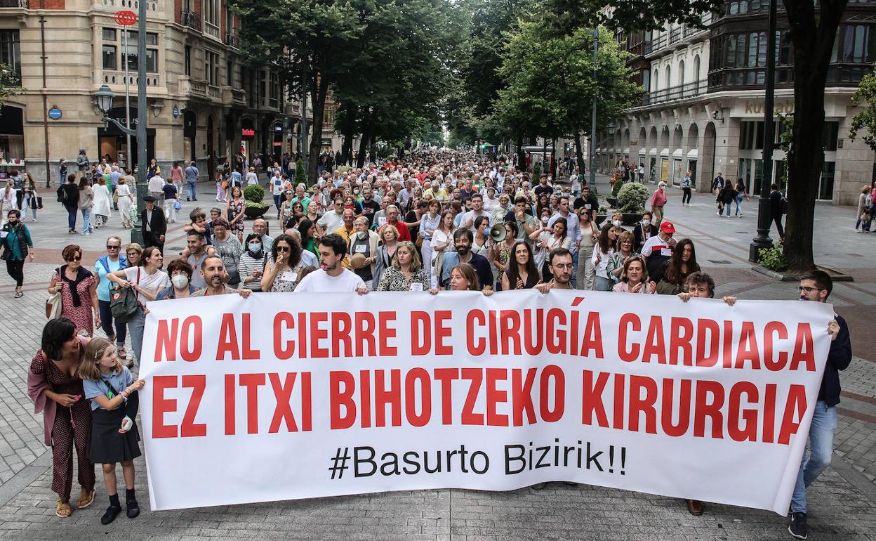 Cientos de personas reclamaron en junio que no se suprimiese la cirugía cardiaca de Basurto. 