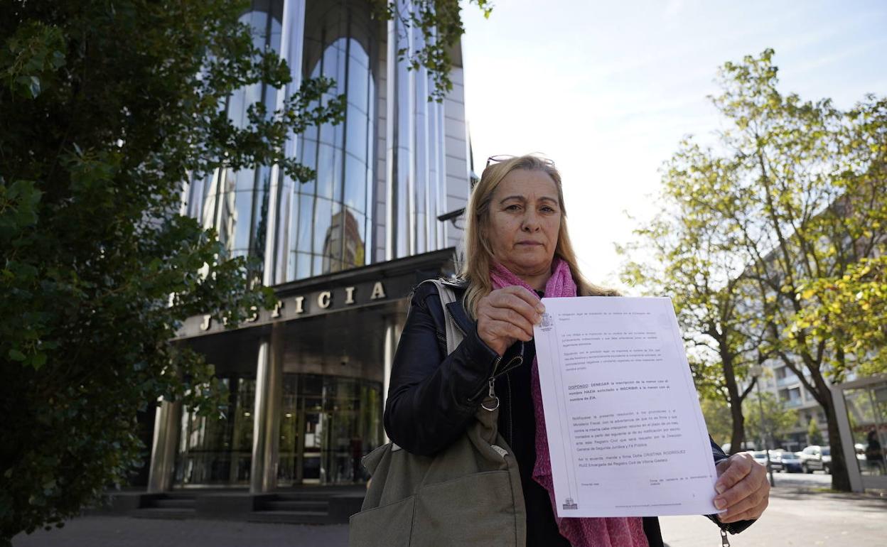 Rosa María Manteiga, abuela de la niña, a las puertas del Palacio de Justicia de Vitoria. 