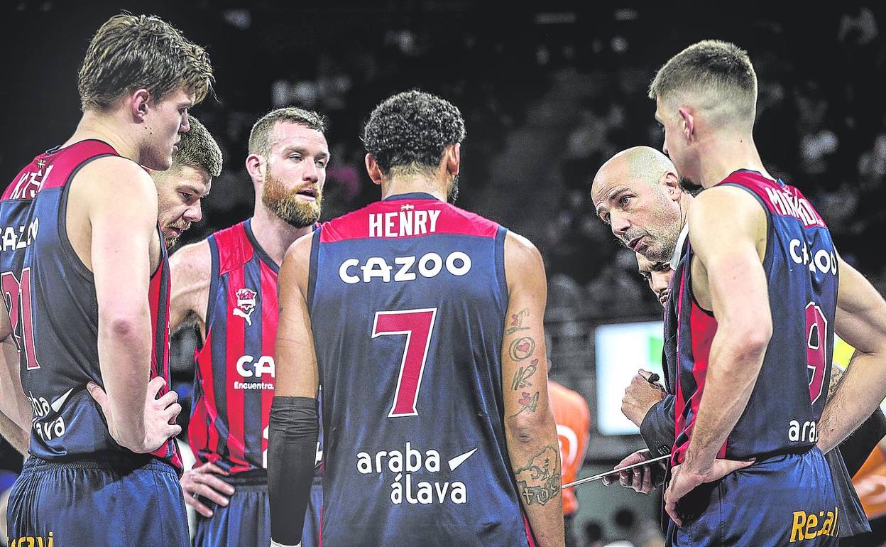 Maik Kotsar, Rokas Giedraitis, Matt Costello, Pierriá Henry y Vanja Marinkovic atienden a Joan Peñarroya durante uno de los últimos encuentros del Baskonia. 