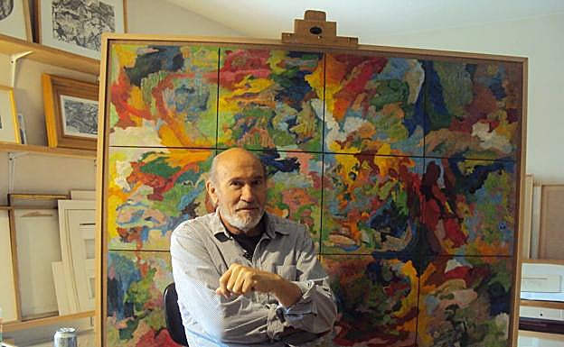 Ricardo Toja, en su estudio con uno de sus cuadros.