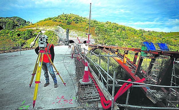 Vista de los dos viaductos, uno ya con el suelo hormigonado y el otro en fase de construcción. 