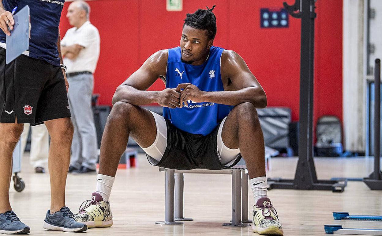 Enoch, en un descanso durante uno de los primeros entrenamientos de la pretemporada baskonista. 