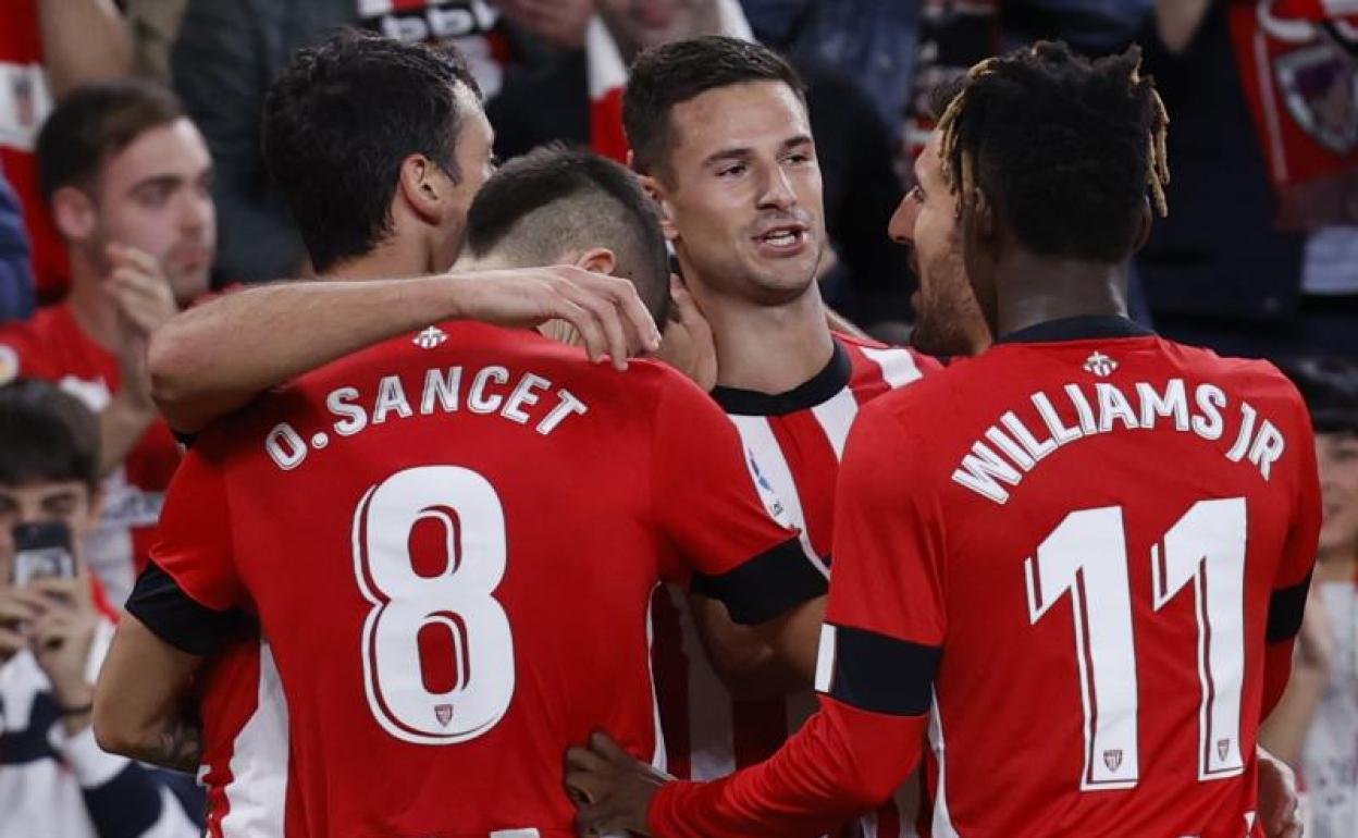 Guruzeta, en el centro, marcó los dos primeros goles del Athletic ante el Valladolid. 
