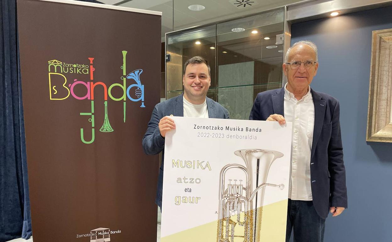 Aritz Labrador y Luciano Martínez en la presentación de la nueva temporada de la banda de Amorebieta. 