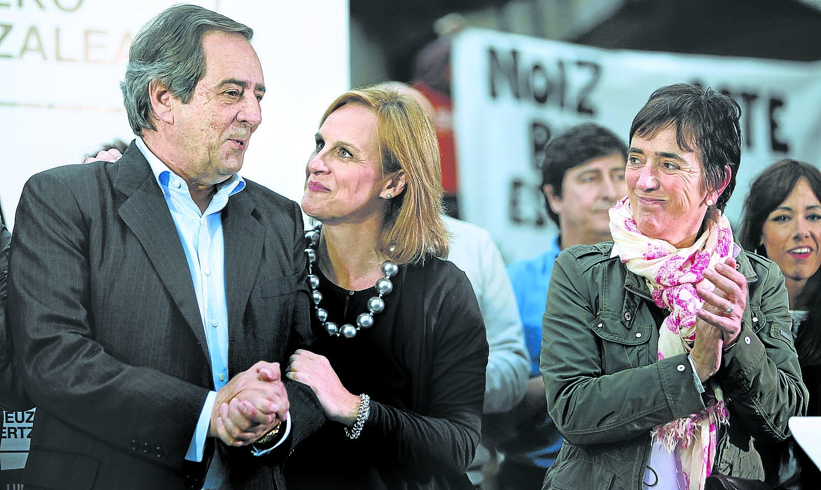 José Mari Gorroño, en la campaña electoral de 2015 junto a la presidenta del BBB, Itxaso Atutxa, y la concejal del PNV Ana Hormaetxe. 