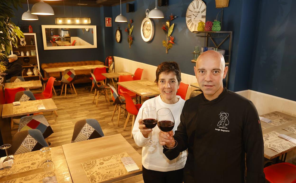 Sonia Fernández y Jorge Ezquerra posan en el comedor de su local-