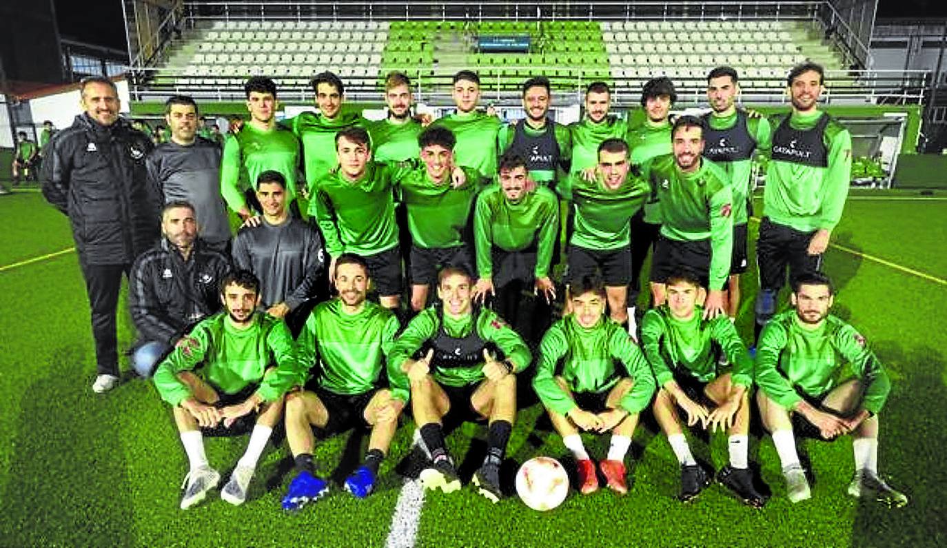 La plantilla del Vimenor posa en La Vidriera, campo que visitará el Mirandés el domingo. 