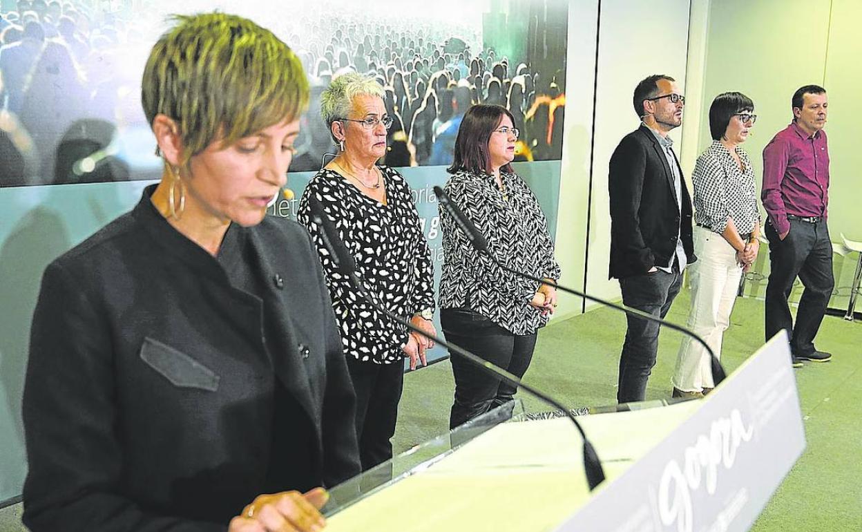 María Jauregi, durante la lectura del texto, junto al resto de víctimas e historiadores. 