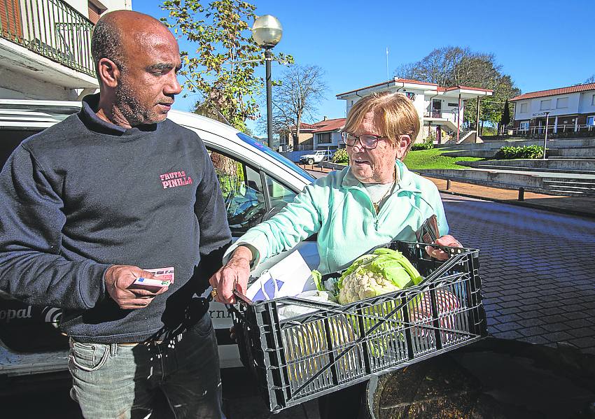 Anabel Madariaga paga con efectivo su compra de verduras.