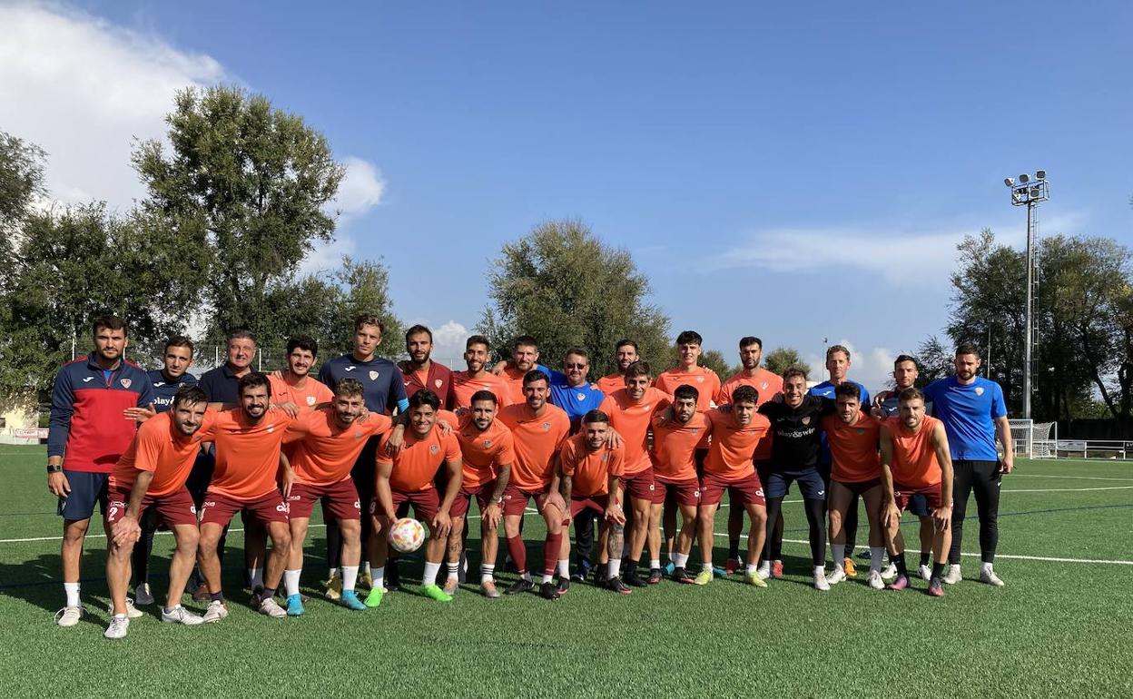 La plantilla del Alzira posa para EL CORREO tras su último entrenamiento previo al partido. 