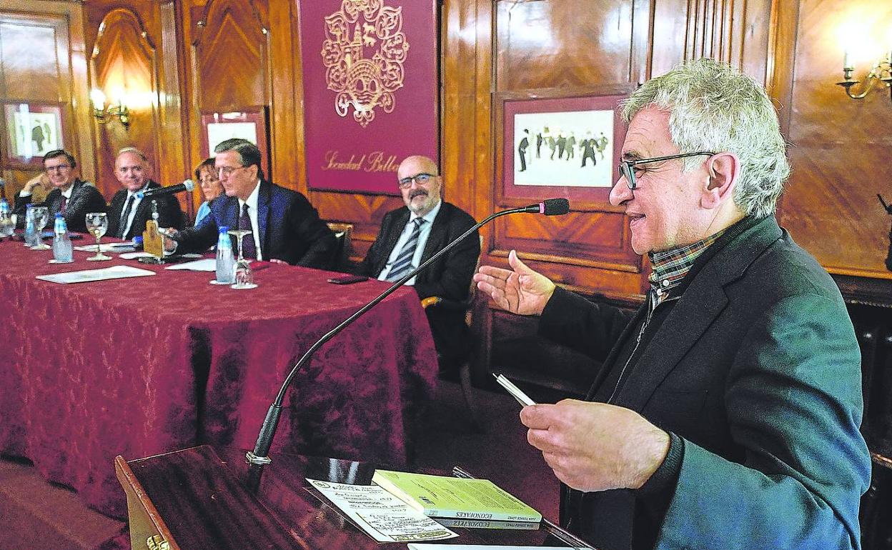 Lección inaugural. Bernardo Atxaga, durante su intervención. En segundo 