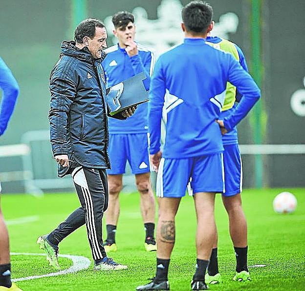Joseba Etxeberria da instrucciones a sus pupilos. 