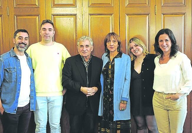 Unai Izquierdo, Joseba Aguirre, Bernardo Atxaga, Eva Ferreira, Irene Madrera y Terese Mendiguren. 