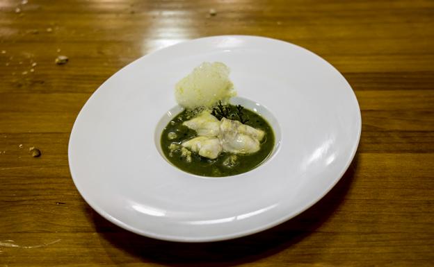 Kokotxas de bacalao con leche cuajada de bacalao, salsa verde, perla líquida y aire de guisante.