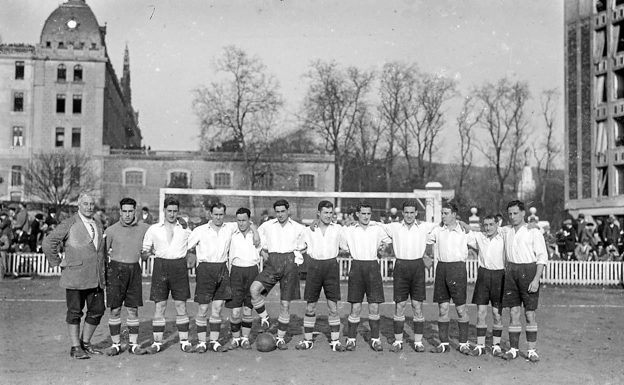 Formación del Alavés de la temporada 1927-28 en San Mamés antes de disputar el duelo de desempate frente al Baracaldo en el que se ganaría el derecho a disputar su primera Copa. A la izquierda, el entrenador, Mr. Harris. 