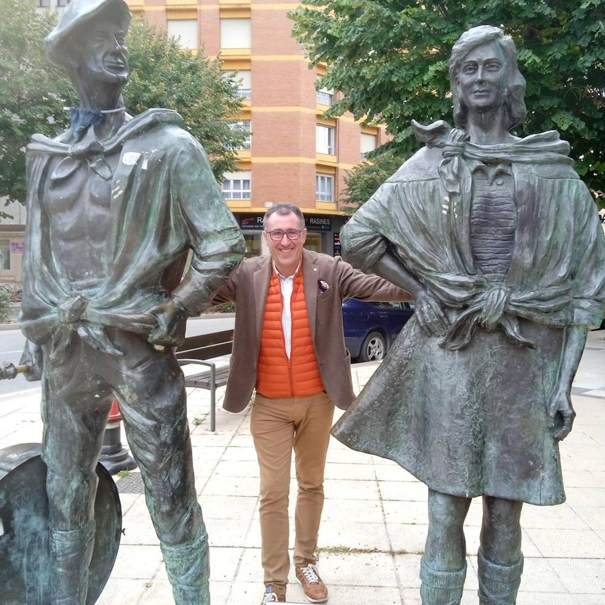 Roberto López Davalillo posa junto a las estatuas de los sanjuaneros. 