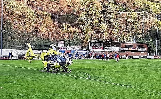 El helicóptero sobre el césped.