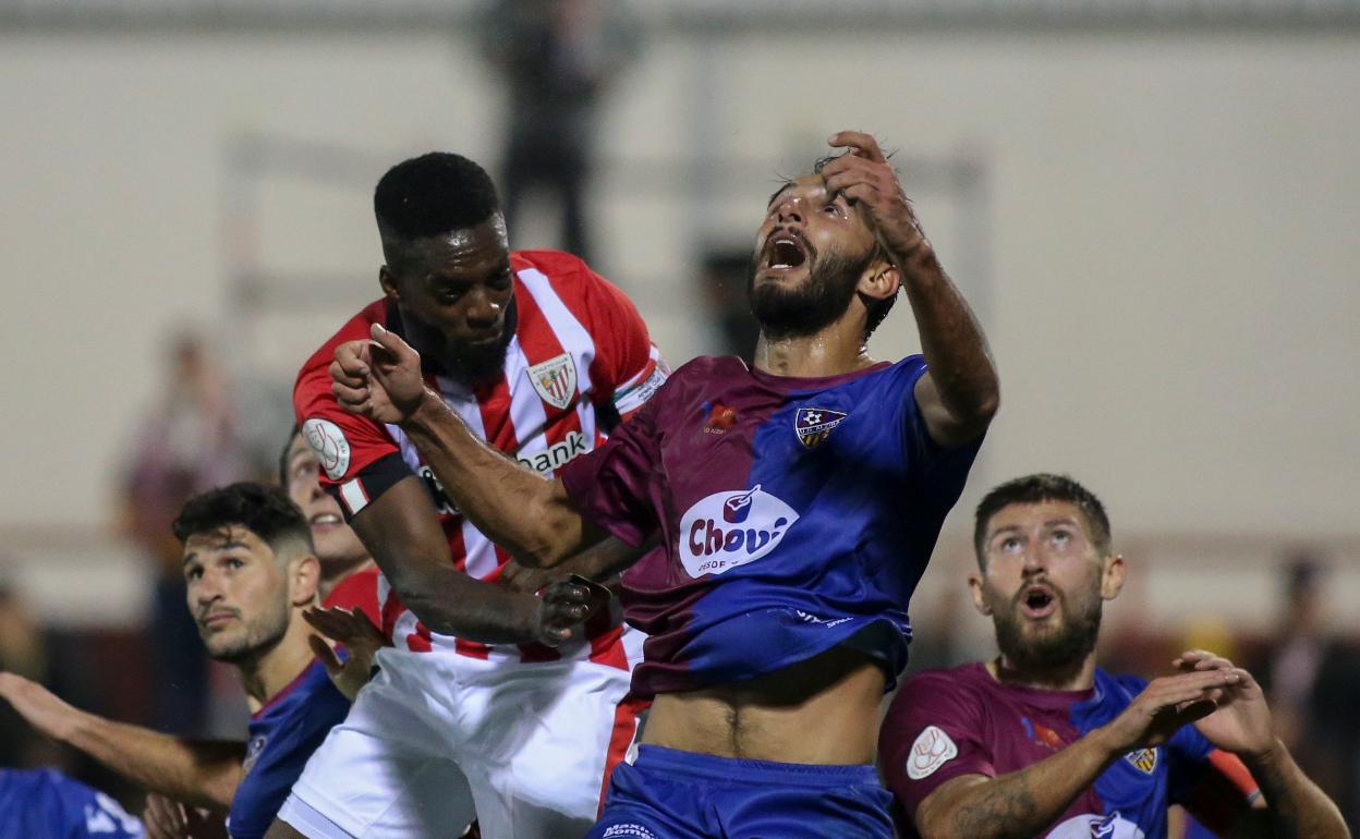 Iñaki Williams, que salió en la segunda parte, pelea con un defensa. 