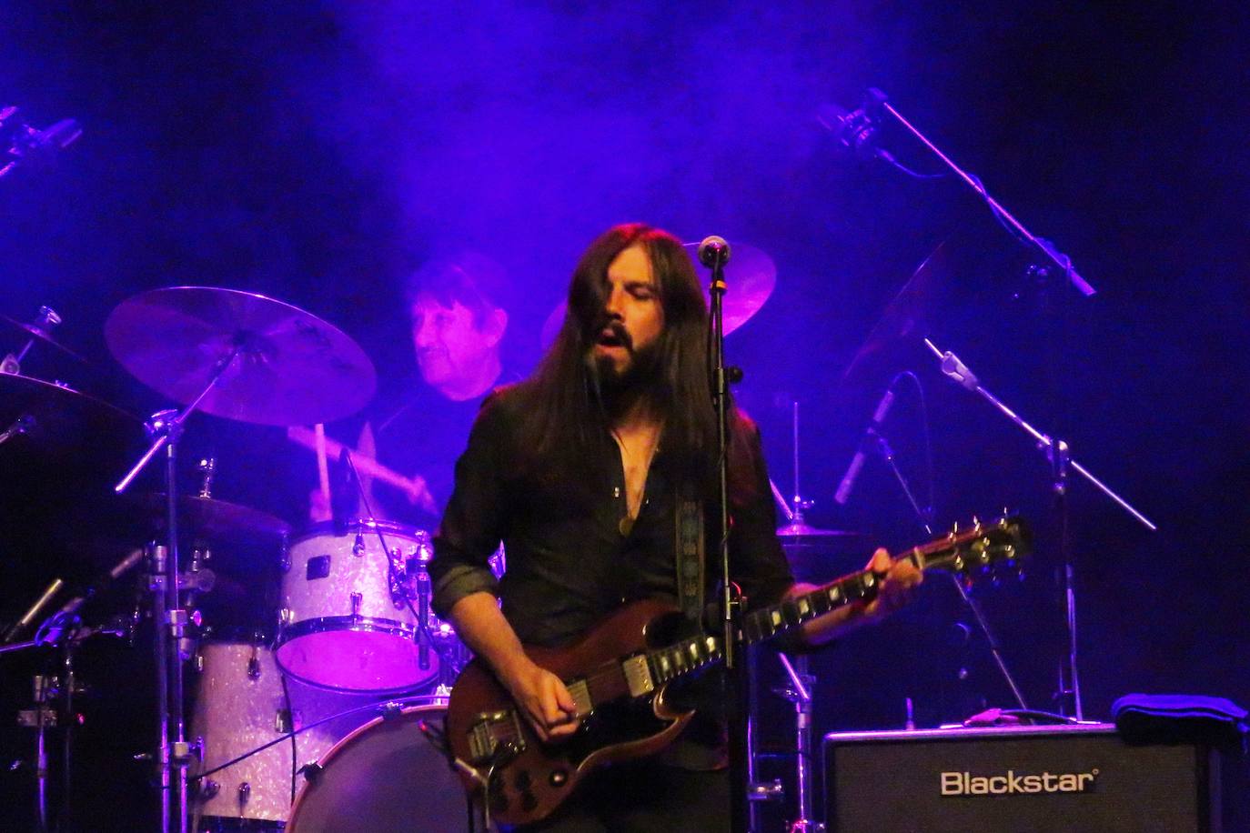 El frontman Bonfanti y el jefe Lee en el segundo tema, 'One of these days'.